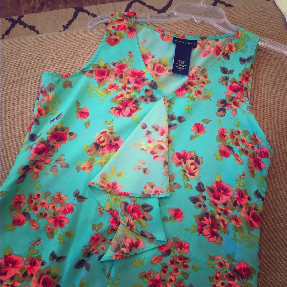 Size S cute floral top with ruffle